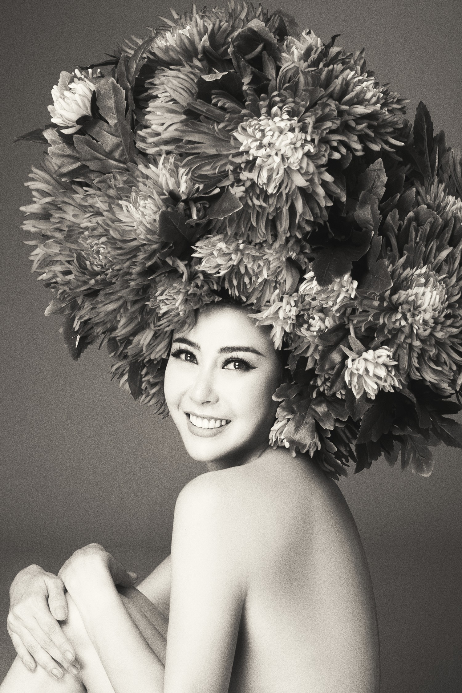 Hà Tăng vai trần, Kỳ Duyên cùng loạt mỹ nhân Việt khác trút bỏ xiêm y trong bộ ảnh của NTK Đỗ Mạnh Cường